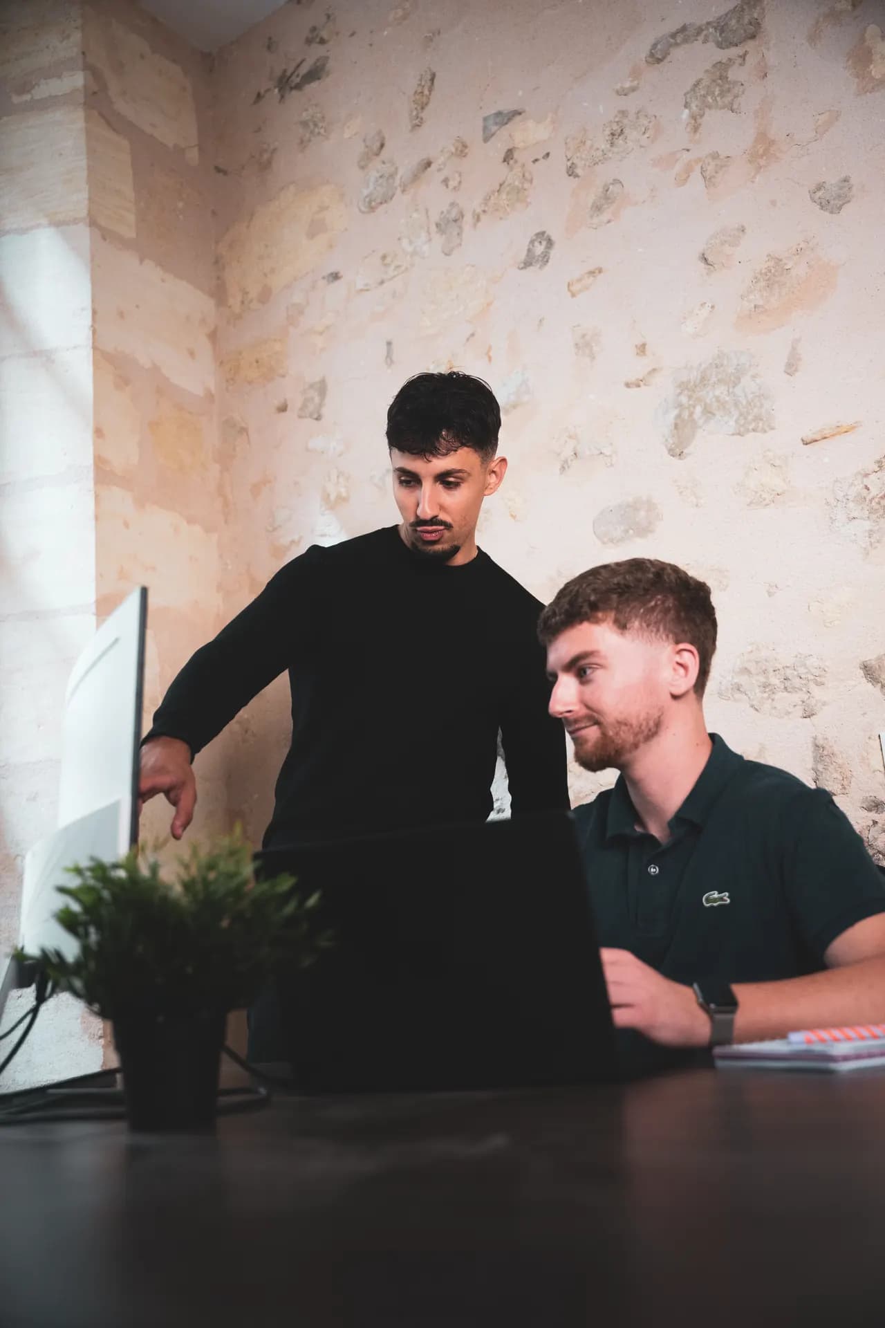 Mickael et Bastien règlent le comportement de l'agent IA de setting sur l'écran du bureau