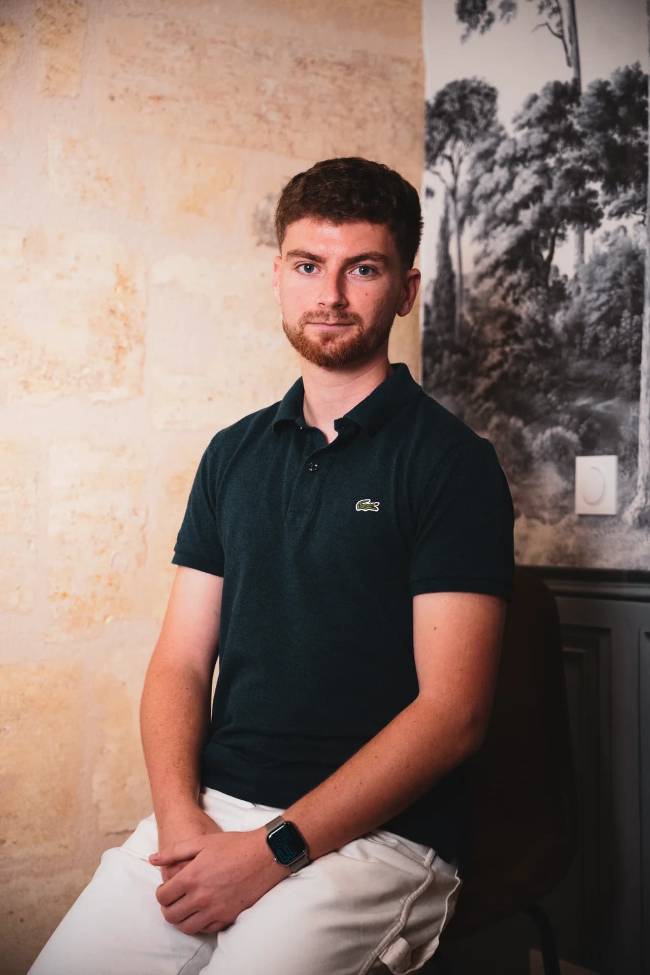 Portrait de Bastien Oswald, cofondateur d'Upster, dans les bureaux de l'équipe