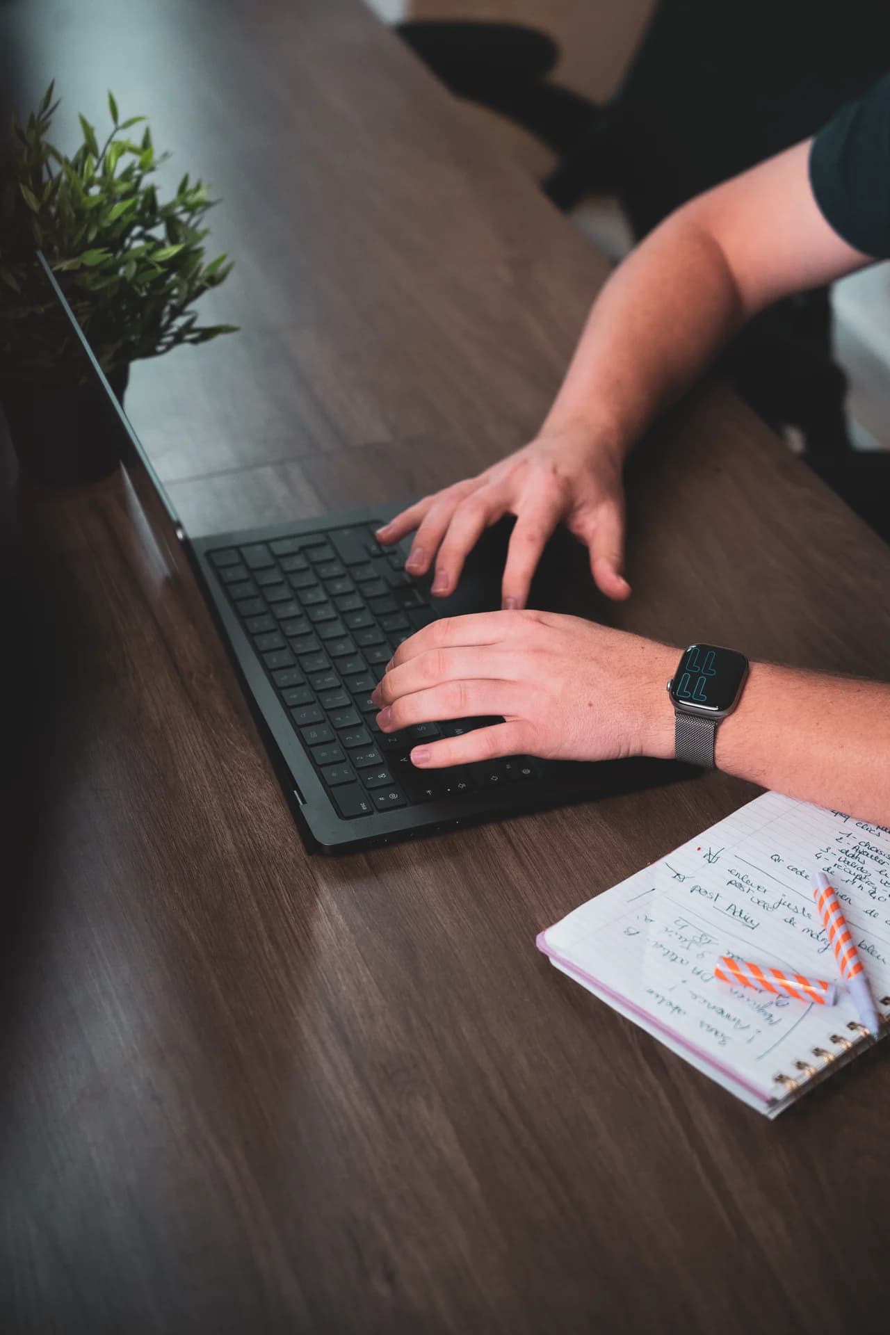 Membre de l'équipe Upster qui compare des agents IA, notes manuscrites à côté du clavier