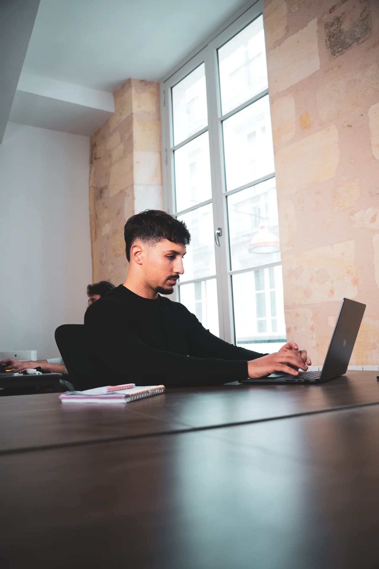 Développeur de l'équipe Upster en train de configurer un agent IA sur son ordinateur portable