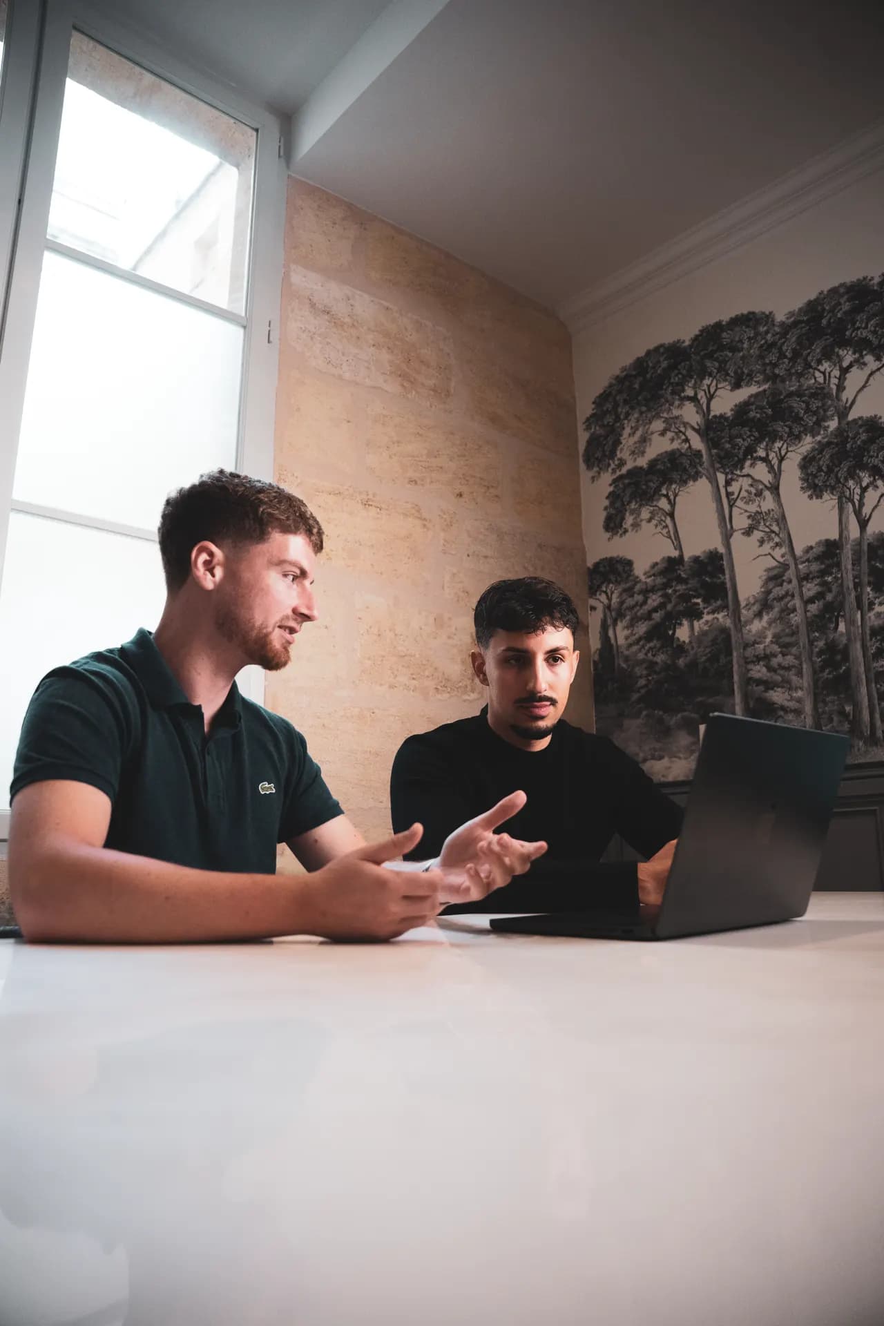 Bastien et Mickael comparent WhatsApp Business et l'API WhatsApp autour de la table