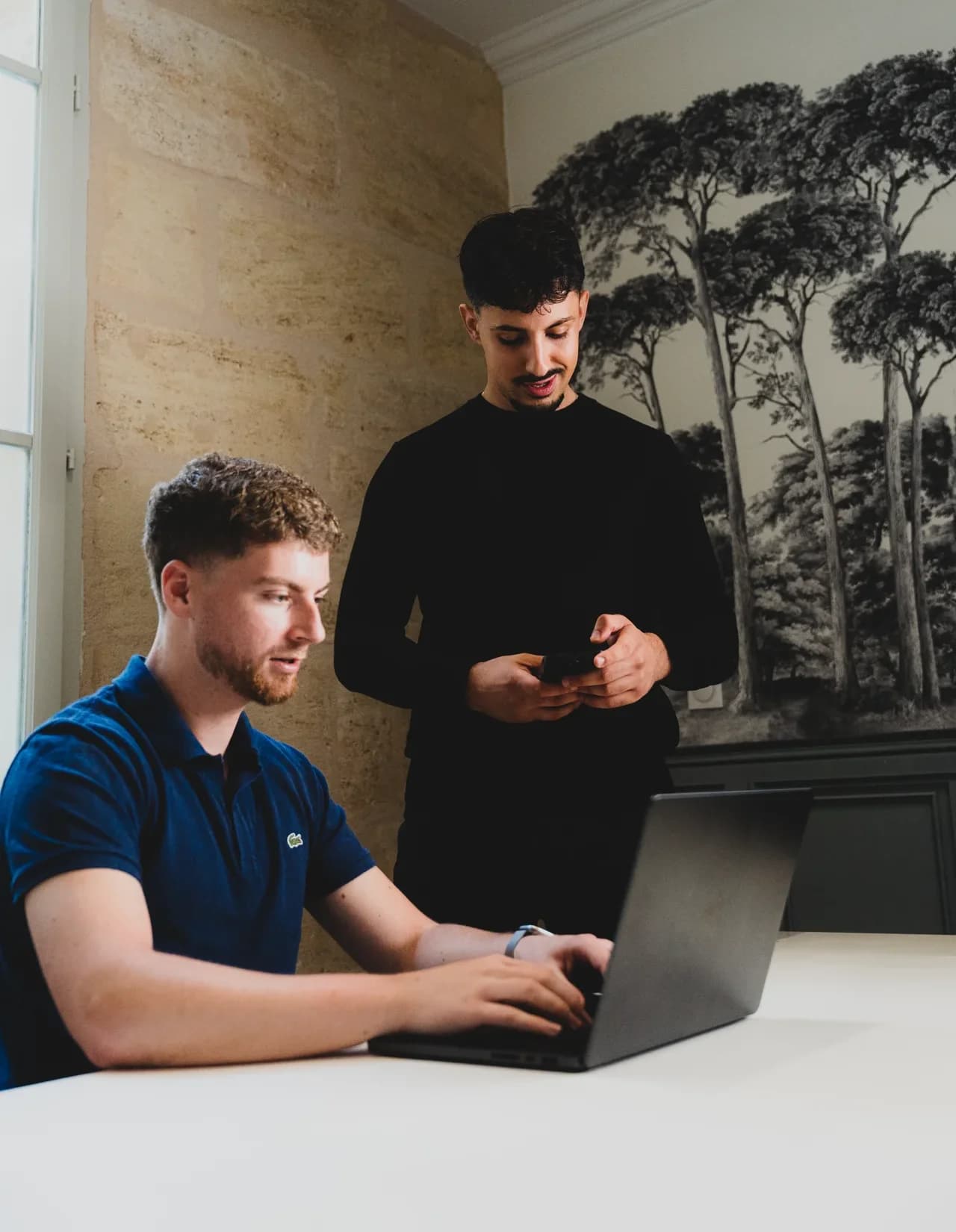 Bastien Oswald et Mickael Garcia, co-fondateurs d'Upster, développant le setter IA Instagram et WhatsApp