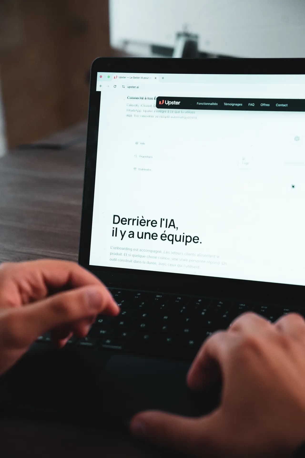 Le site Upster ouvert sur la page équipe : derrière l'agent certifié Meta Business, il y a des humains