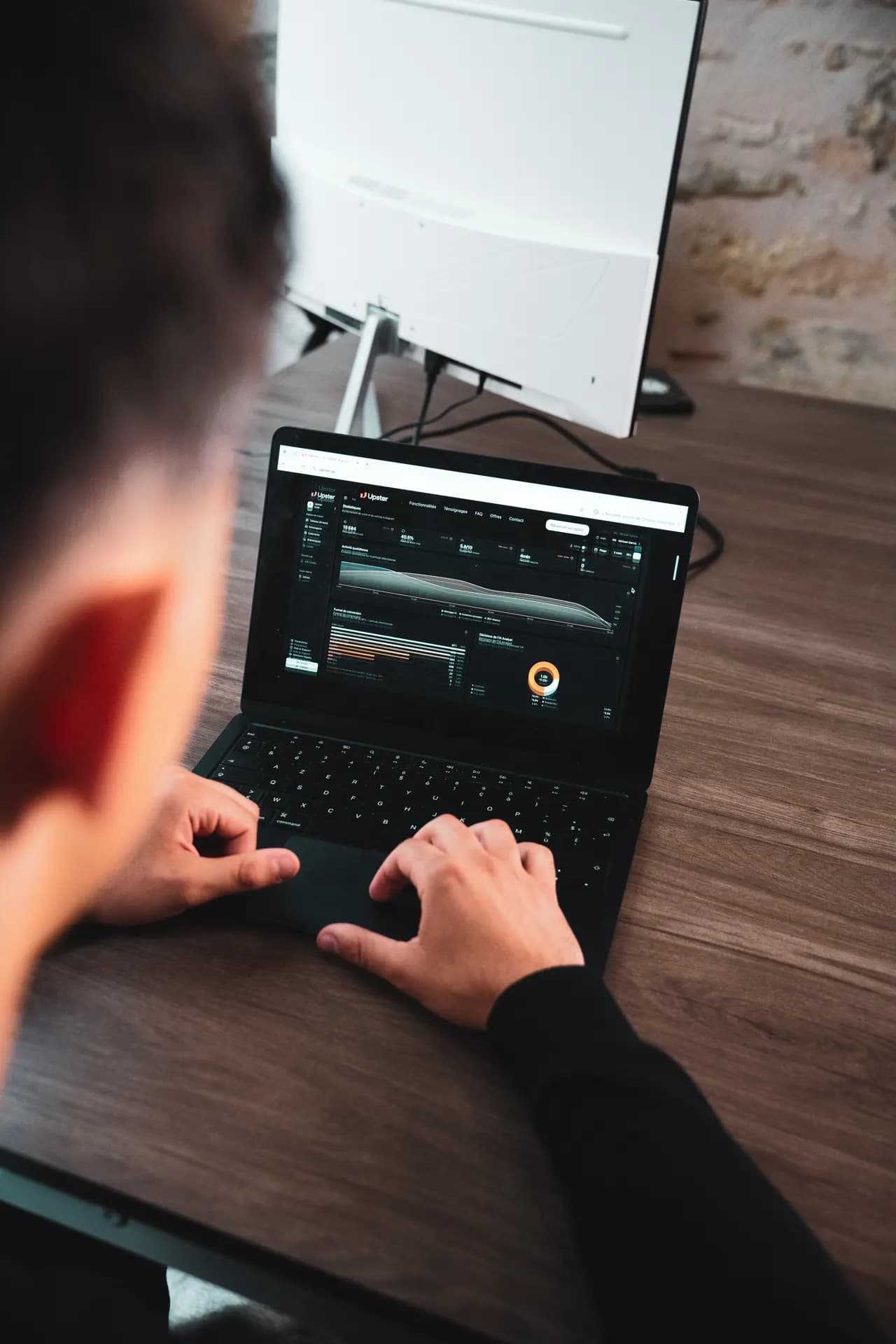 Visionnage d'une VSL sur laptop pour analyser le tunnel de conversion