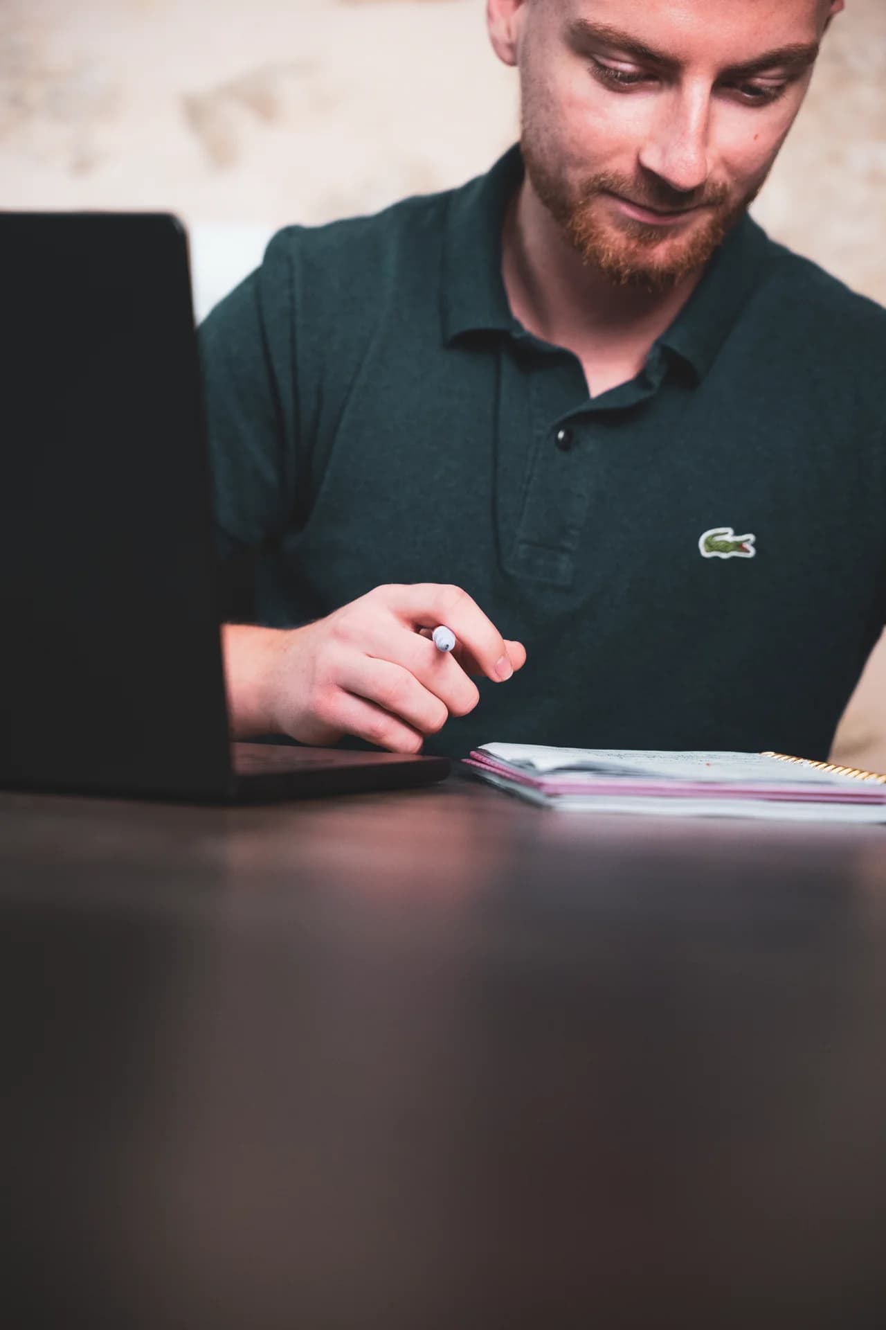 Membre de l'équipe Upster qui suit les conversations qualifiées par l'agent IA de prospection