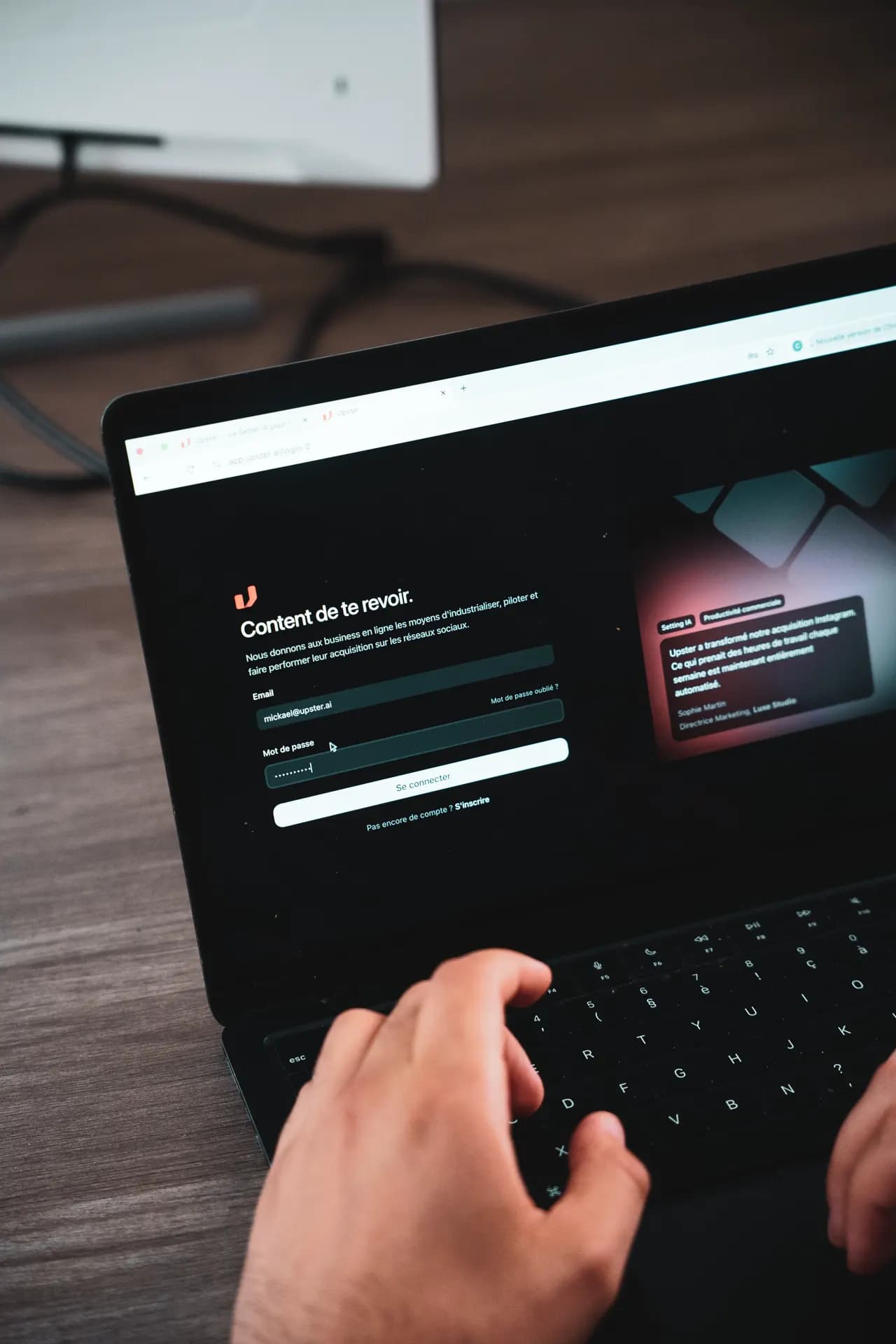 L'application Upster à l'ouverture : l'écran de connexion du setter IA