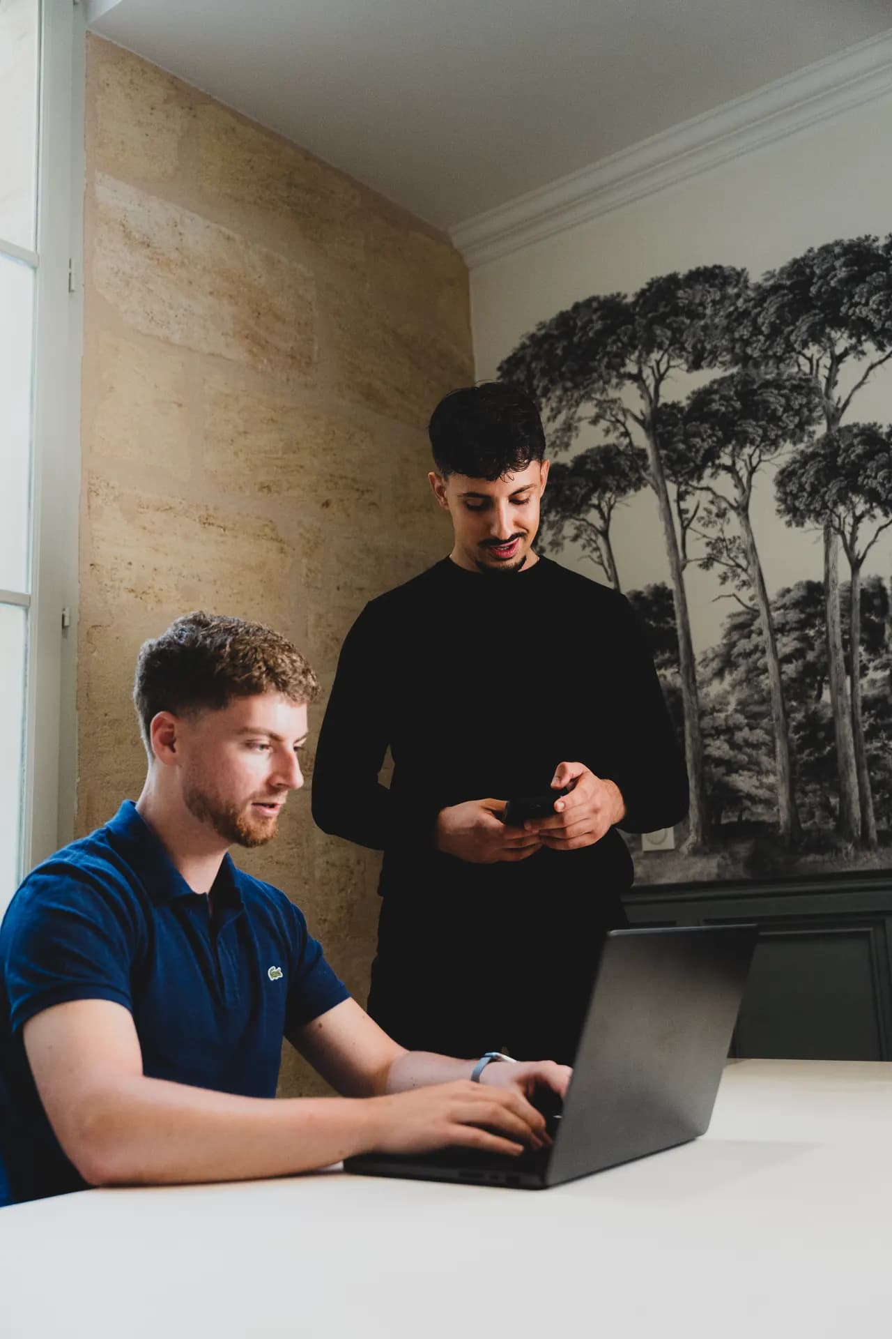 L'équipe Upster supervise l'automatisation Instagram, entre laptop et téléphone