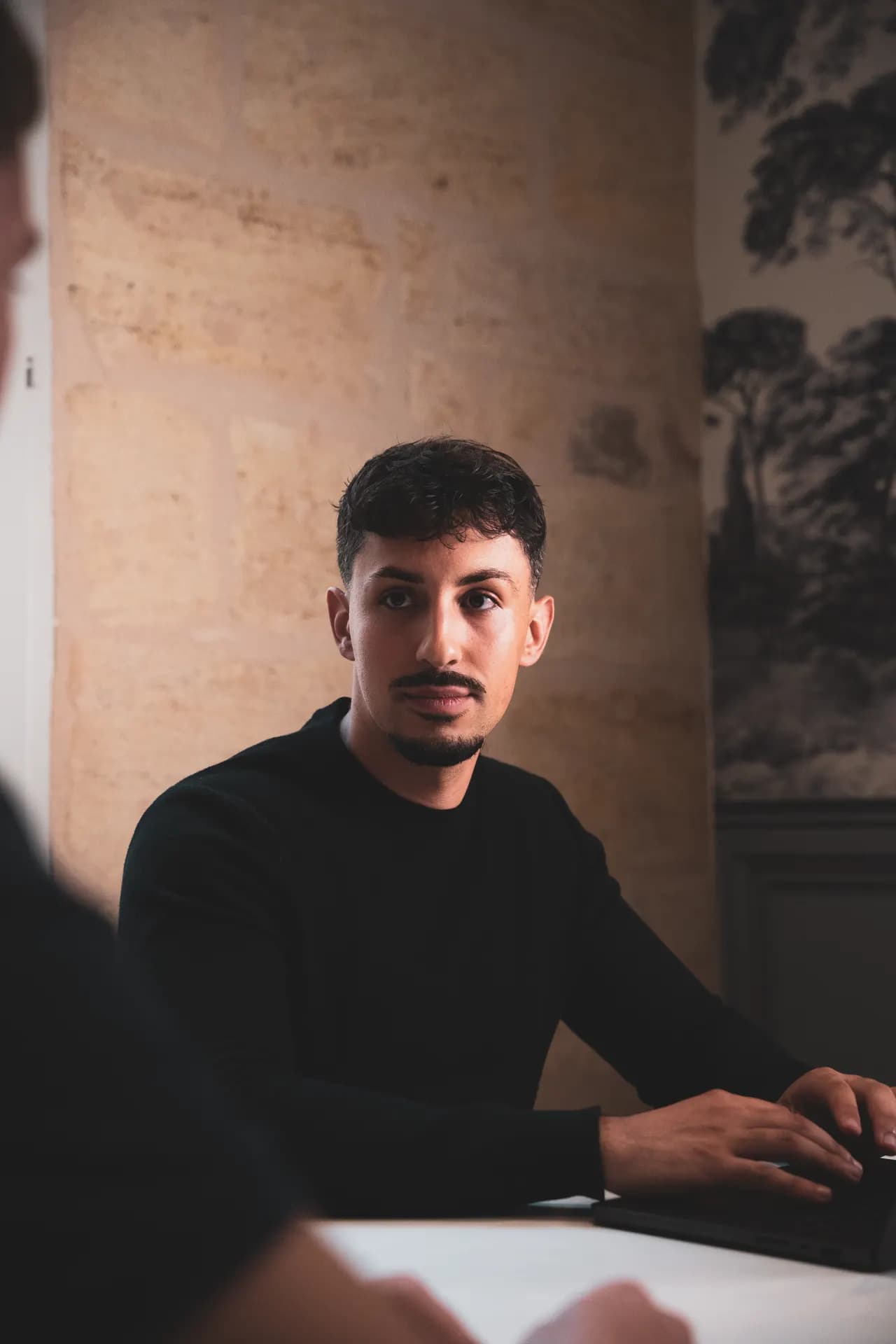 Mickael configure un chatbot Instagram dans les bureaux d'Upster