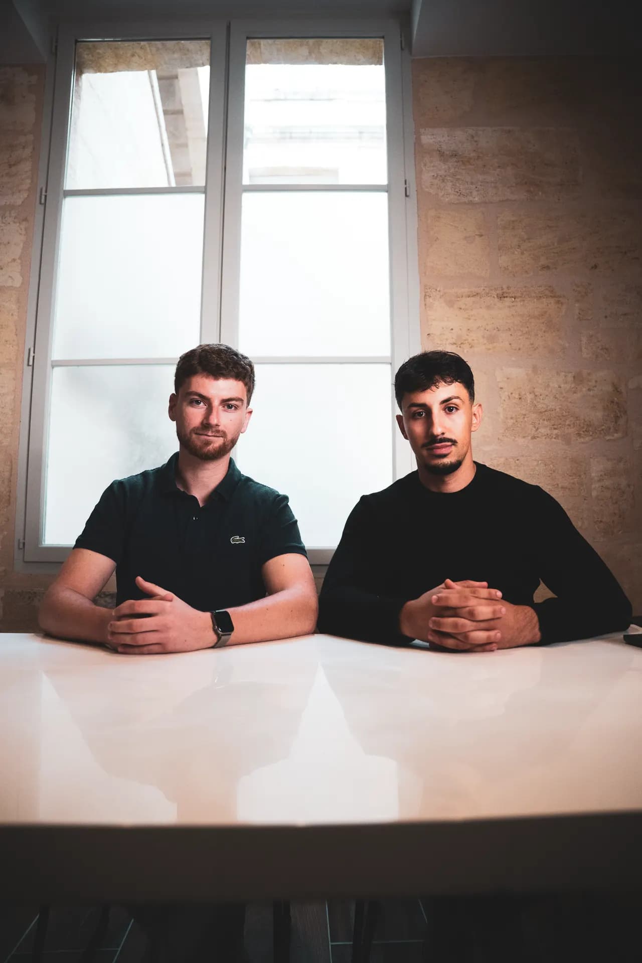 Deux rôles complémentaires : Bastien et Mickael côte à côte dans les bureaux d'Upster