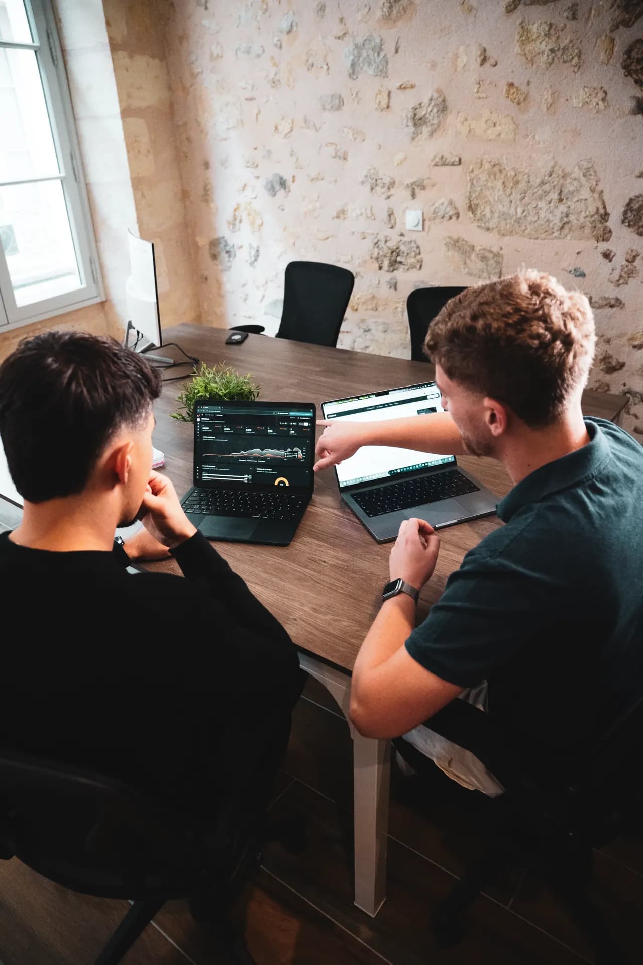 Bastien et Mickael analysent les données de l'étude setting DM sur leurs laptops