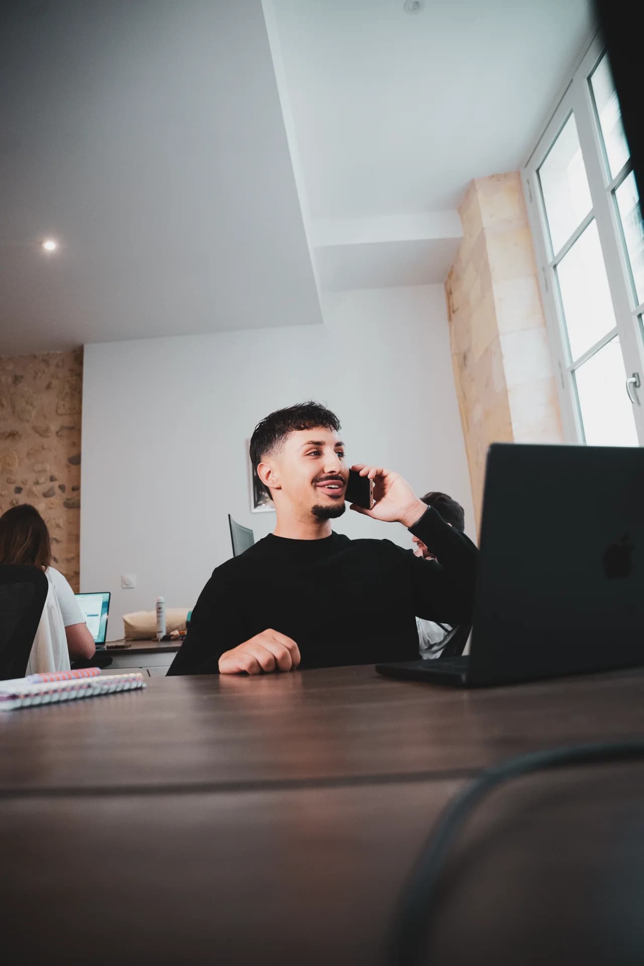 Membre de l'équipe Upster en appel avec un prospect qualifié en amont