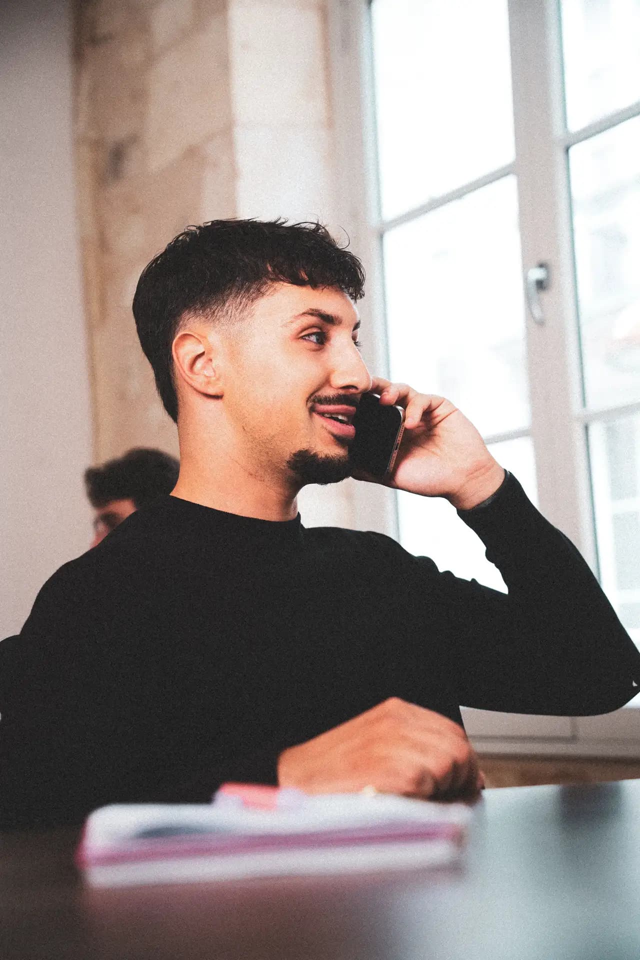 Mickael échange de vive voix avec un prospect venu des DM Instagram
